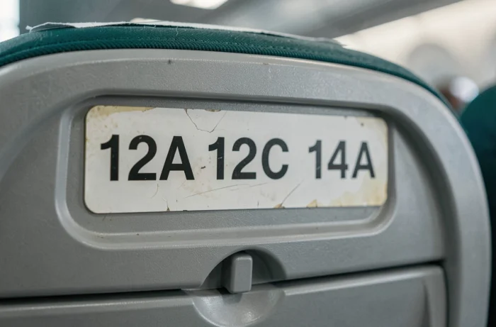 Plaque de numérotation de siège d'avion sautant directement du numéro 12 au 14 sans rangée 13
